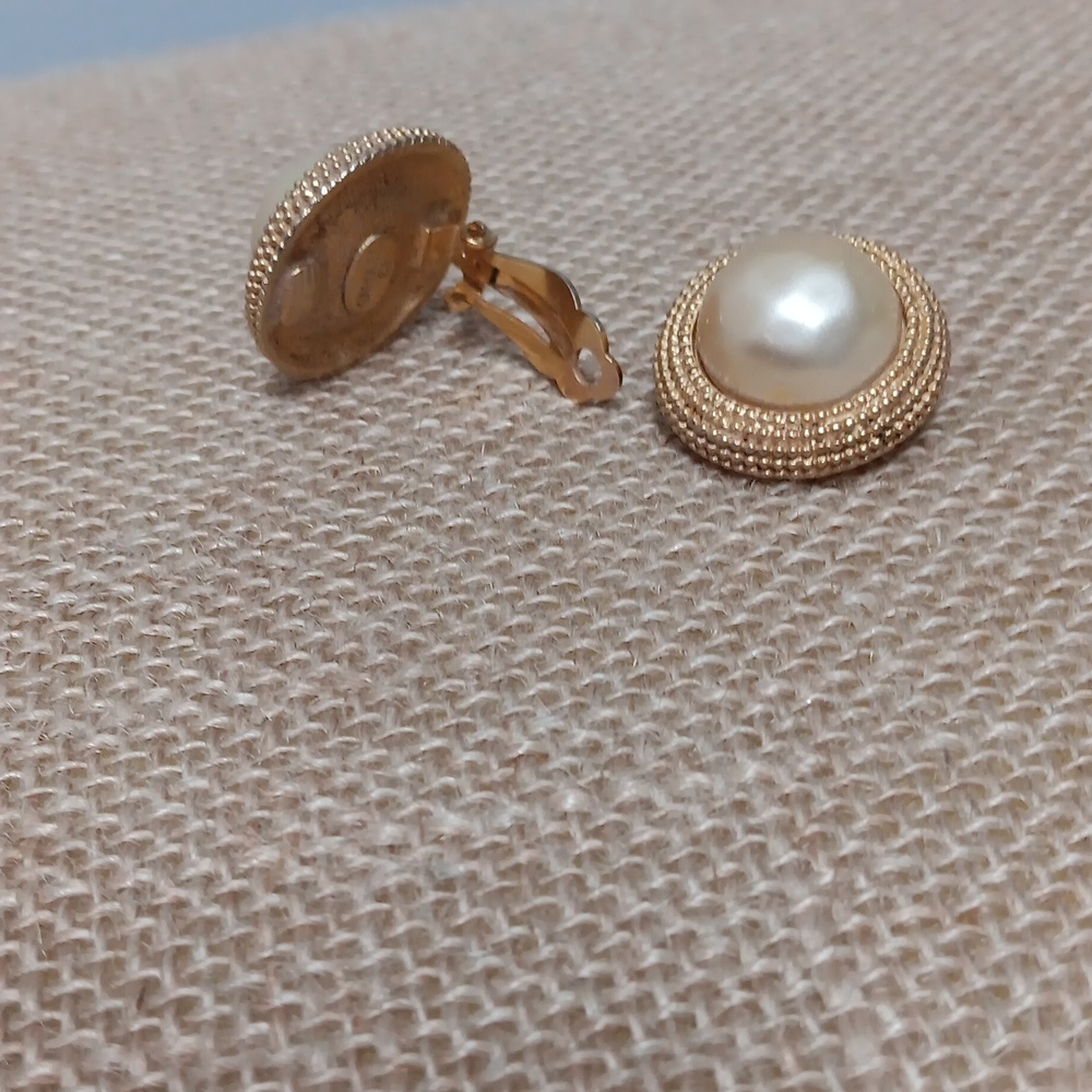 Carolee faux pearl clip earrings - Picture 3 of 5